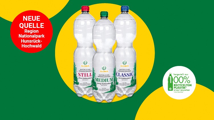 Drei GLOBUS-Wasserflaschen mit den Sorten Still, Medium und Classic vor grün-gelbem Hintergrund, Text zur neuen Quelle und Recycling.