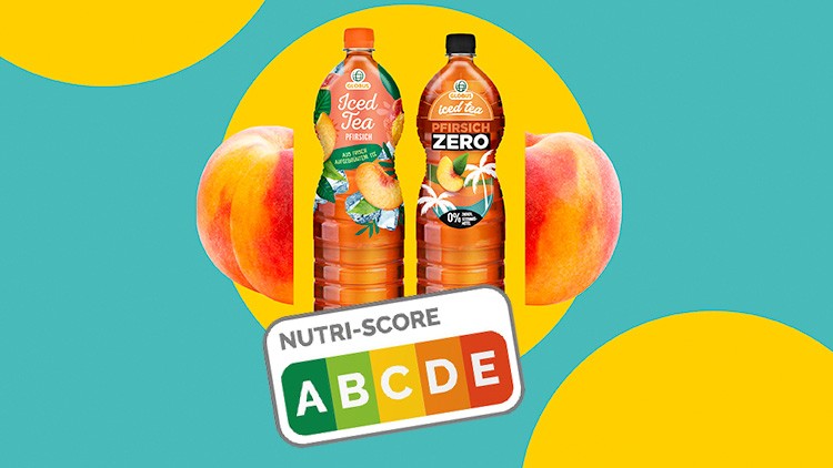 Zwei Flaschen GLOBUS Eistee Pfirsich und Pfirsich Zero stehen vor Pfirsichen, darunter ein Nutri-Score mit A, B, C, D und E.