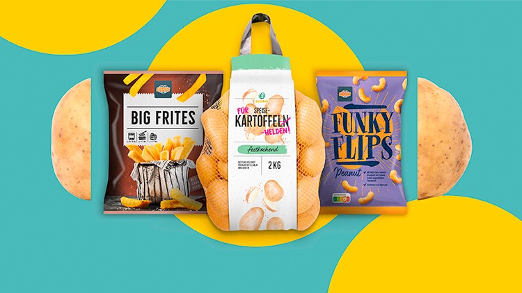 Drei Produkte mit Kartoffelbezug: Kartoffelnetz, Packung Big Frites und Packung Funky Flips, vor gelb-türkisem Hintergrund.