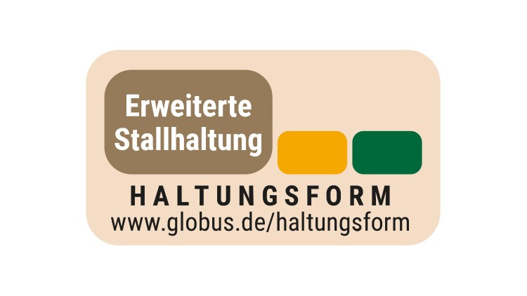Rechteckiges Label mit Text „Erweiterte Stallhaltung“, Link www.globus.de/haltungsform und zwei farbigen Kästchen in Gelb und Grün.