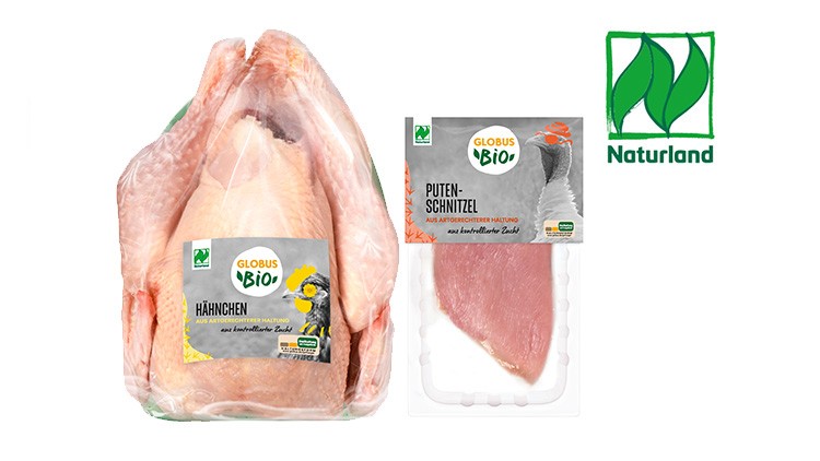 Links verpacktes GLOBUS Bio-Hähnchen, rechts GLOBUS Bio-Putenschnitzel, oben rechts Naturland-Logo mit zwei grünen Blättern.