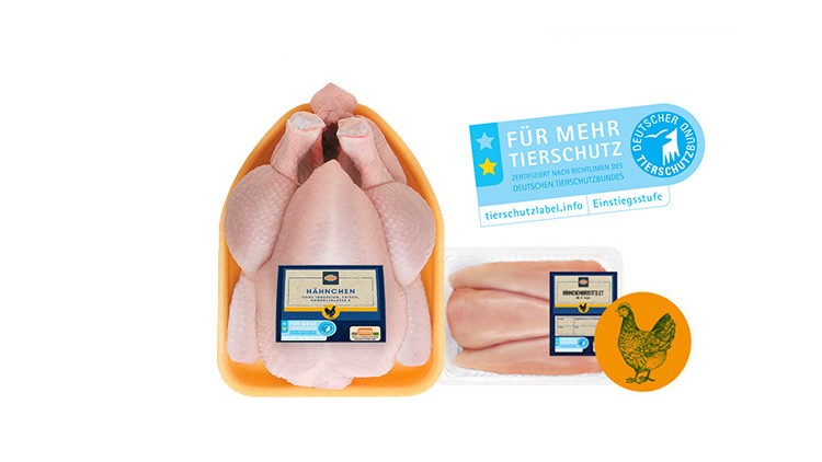 Verpacktes Hähnchen und Hähnchenbrustfilets mit Label „Für mehr Tierschutz“ und Deutsches Tierschutzbund-Logo.