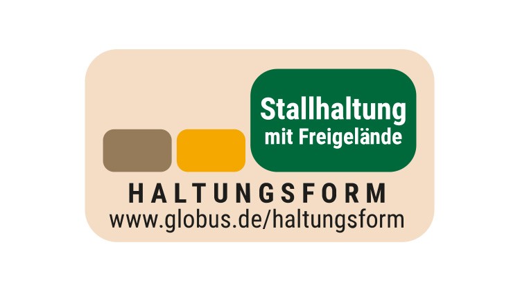 Rechteckiges Label mit drei Balken, Text „Stallhaltung mit Freigelände“, „HALTUNGSFORM“ und „www.globus.de/haltungsform“.