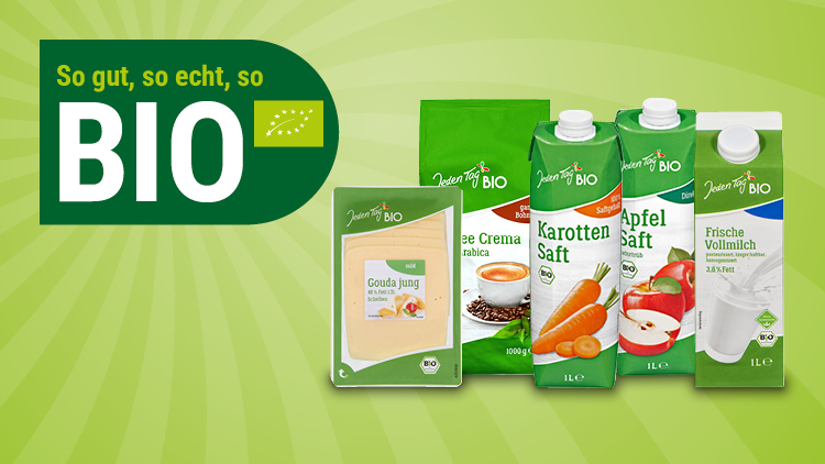 Fünf „Jeden Tag BIO“-Produkte vor grünem Hintergrund, links ein Logo mit „So gut, so echt, so BIO“ und EU-Biosiegel.