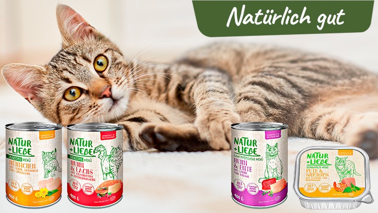 Getigerte Katze liegt auf hellem Untergrund, davor vier Dosen und eine Schale mit „NATUR+LIEBE“-Katzenfutter, Text: Natürlich gut.