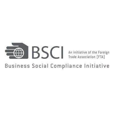 Graues Logo mit Symbol einer Hand, Weltkugel und Text: „BSCI, An initiative of the Foreign Trade Association (FTA), Business Social Compliance Initiative“.
