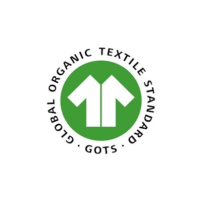 Kreisförmiges Logo mit grünem Hintergrund, weißem Symbol aus zwei Pfeilen nach oben und schwarzem Text „Global Organic Textile Standard GOTS“.