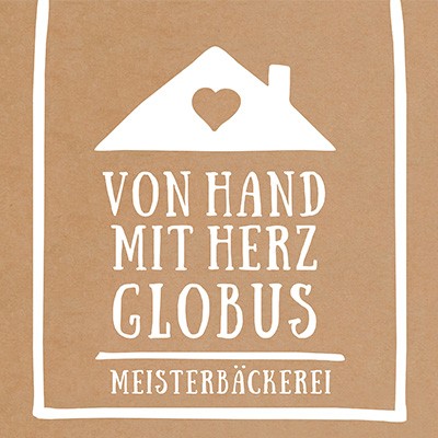 Weißer Text „Von Hand mit Herz GLOBUS Meisterbäckerei“ und Herz-Symbol in Hausform auf braunem Hintergrund.