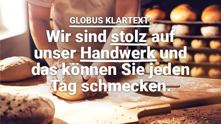 Ein Bäcker formt Brot auf einem bemehlten Tisch, im Hintergrund sind gebackene Brote und der Text „GLOBUS KLARTEXT:“ sichtbar.