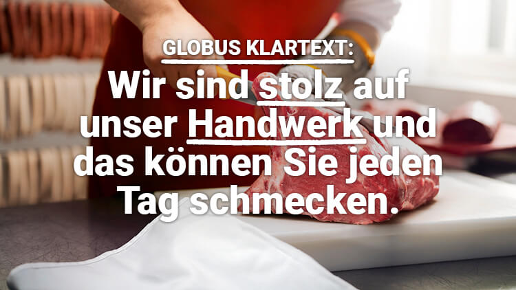 Ein Stück rohes Fleisch wird auf einem Schneidebrett von einer Hand mit Schutzhandschuh und Messer geschnitten, Text: GLOBUS KLARTEXT: Wir sind stolz auf unser Handwerk und das können Sie jeden Tag schmecken.