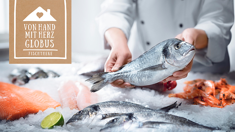 Person in weißem Arbeitskittel hält einen frischen Fisch über Eis, links oben Text „Von Hand mit Herz GLOBUS Fischtheke“.