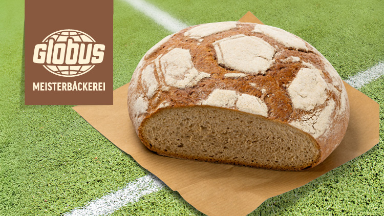 Ein rundes Brot mit hellen und dunklen Stellen liegt auf braunem Papier, daneben steht das Logo der GLOBUS Meisterbäckerei.