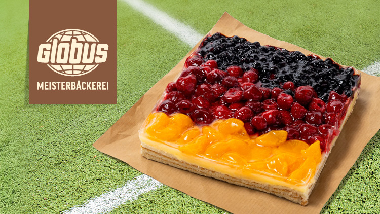 Obstkuchen mit Beeren und Mandarinen in den Farben einer Deutschlandflagge auf Papier, GLOBUS Meisterbäckerei Logo links oben.