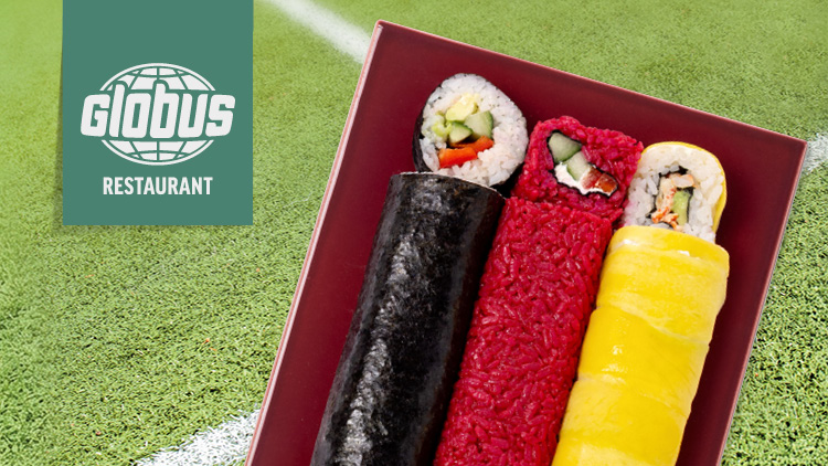 Drei unterschiedlich gefärbte Sushirollen liegen auf einem roten Teller, links das GLOBUS Restaurant-Logo, Hintergrund ist grünes Kunstrasen.