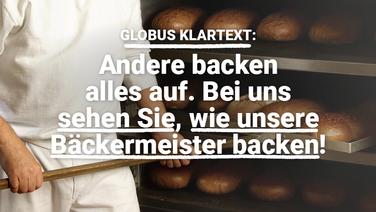 Ein Bäcker in weißer Kleidung schiebt mit einem Holzschieber ein Blech mit Brotlaiben in einen Ofen, Text: „GLOBUS KLARTEXT: Andere backen alles auf. Bei uns sehen Sie, wie unsere Bäckermeister backen!“.