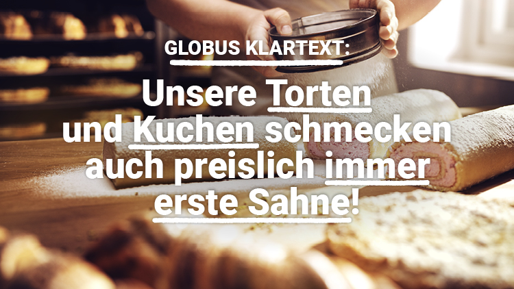 In einer Backstube werden zwei Biskuitrollen mit Puderzucker bestäubt, daneben der Text: GLOBUS KLARTEXT, Unsere Torten und Kuchen schmecken auch preislich immer erste Sahne.