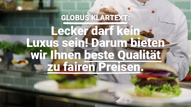 Koch in weißer Uniform serviert Speisen, im Vordergrund ein Burger, Text: „GLOBUS KLARTEXT: Lecker darf kein Luxus sein! Darum bieten wir Ihnen beste Qualität zu fairen Preisen.“