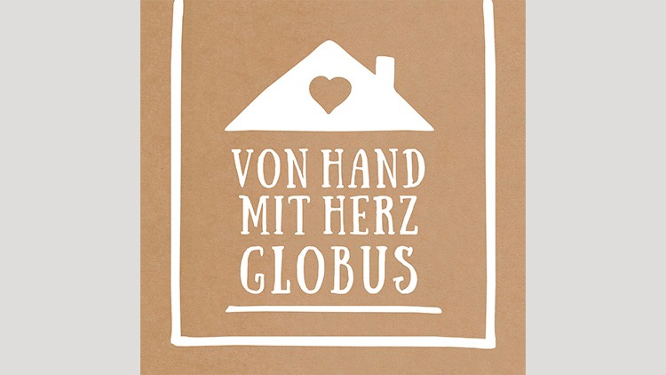 Auf braunem Hintergrund sind ein weißes Haus mit Herzsymbol und der Text „VON HAND MIT HERZ GLOBUS“ abgebildet.