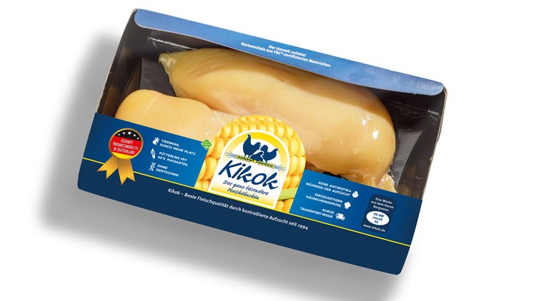 Verpackung mit frischen Hähnchenbrustfilets der Marke Kikok, mit Sicherheitssiegel und Informationen zur Haltung auf der Umverpackung.