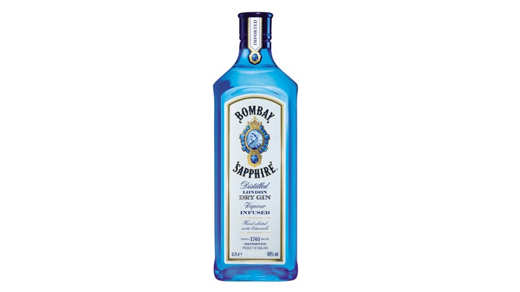 Blau-transparente Flasche Bombay Sapphire London Dry Gin mit weißem Etikett und goldenen Verzierungen, 700 ml, 40 % Vol.