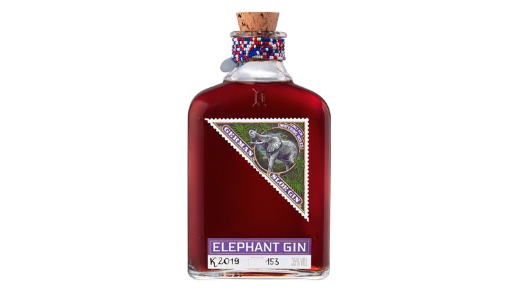 Flasche mit rotem Inhalt, Korkverschluss, Perlendekoration, Elefantenetikett und Text „ELEPHANT GIN“ sowie 35% Vol.