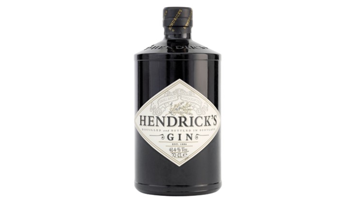 Schwarze Flasche mit Etikett „Hendrick’s Gin, Distilled and Bottled in Scotland, 44 % Vol., 70 cl“.