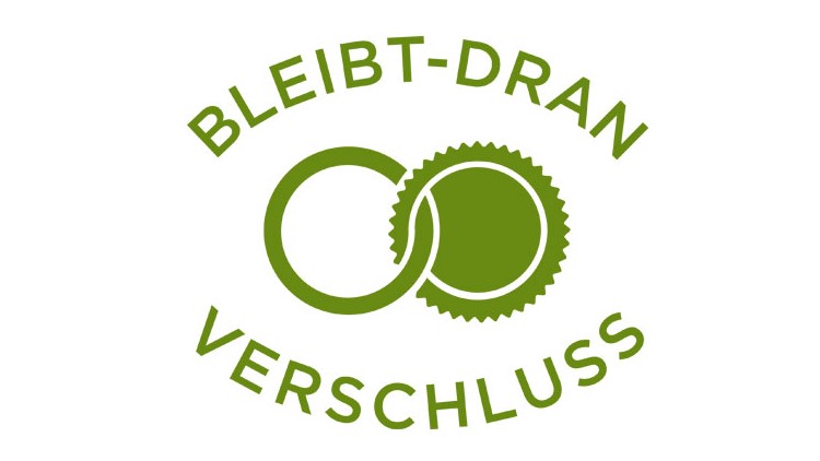 Grüner Schriftzug „BLEIBT-DRAN VERSCHLUSS“ kreisförmig um zwei ineinander verschlungene grüne Flaschendeckel.
