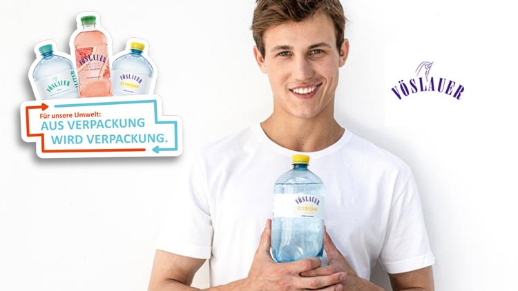 Eine Person in weißem T-Shirt hält eine blaue Vöslauer-Flasche, links Schriftzug: „Für unsere Umwelt: Aus Verpackung wird Verpackung“.