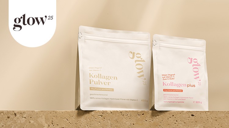 Zwei weiße Beutel mit goldener und rosafarbener Aufschrift „glow25“, jeweils mit der Bezeichnung „Kollagen Pulver“ und „Kollagen plus“.