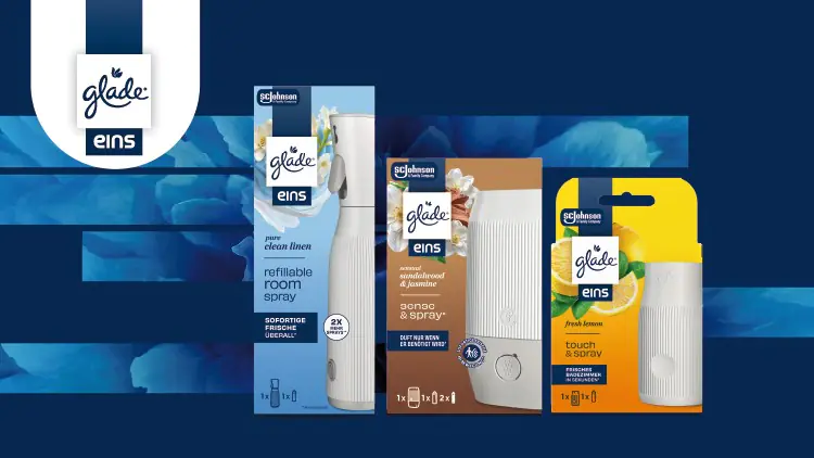 Raumsprays und Nachfüllkartusche von Glade in verschiedenen Varianten auf blauem Hintergrund mit Blumenmotiven.