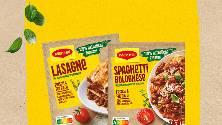 Zwei Maggi-Verpackungen mit Lasagne und Spaghetti Bolognese, dazu eine Tomate und Basilikumblätter auf gelbem Hintergrund.