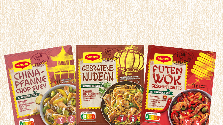 Drei Maggi-Packungen mit den Sorten Chinapfanne, Gebratene Nudeln und Putenwok vor beige strukturiertem Hintergrund.