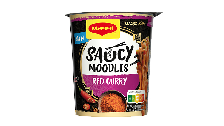 Becherprodukt „MAGGI Magic Asia Saucy Noodles Red Curry“ mit lila Hintergrund und Nutri-Score A bis E.