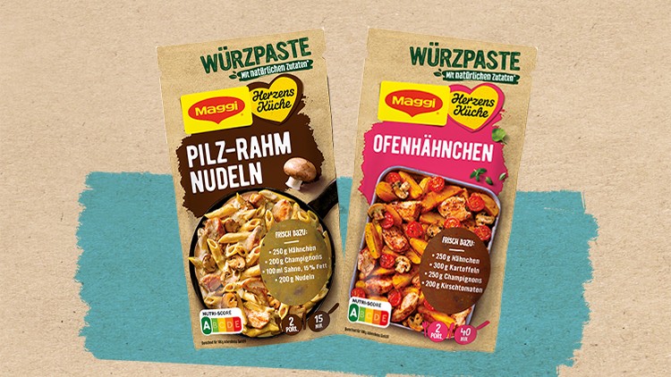 Zwei MAGGI Würzpaste-Verpackungen mit den Sorten Pilz-Rahm Nudeln und Ofenhähnchen auf beigem Hintergrund mit blauem Farbfleck.