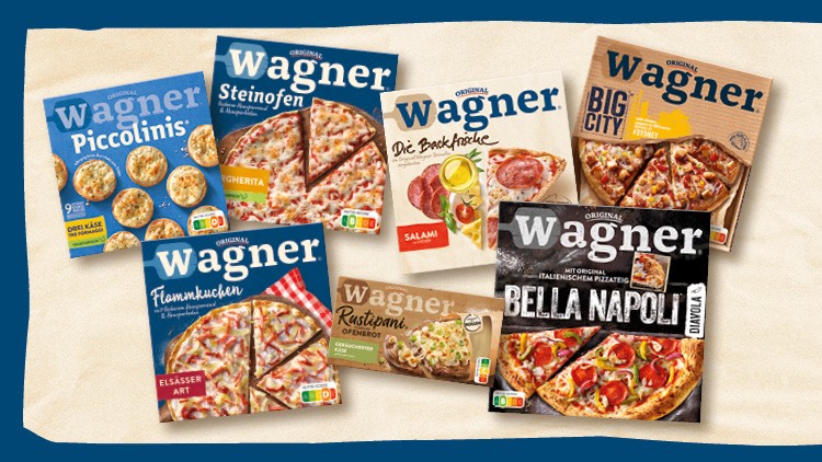Mehrere Tiefkühlpizzen der Marke Wagner in verschiedenen Sorten und Verpackungen liegen nebeneinander auf beigem Untergrund.