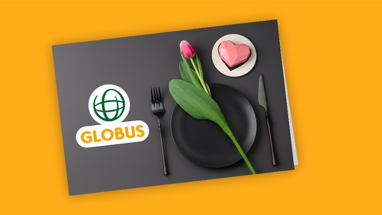 Eine rosa Tulpe liegt auf einem schwarzen Teller, daneben Besteck, ein rosa Schokoladenherz und das GLOBUS-Logo.
