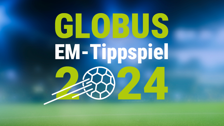Blauer Hintergrund mit Schriftzug GLOBUS EM-Tippspiel 2024, Zahl 0 als Fußball mit Bewegungslinien gestaltet.