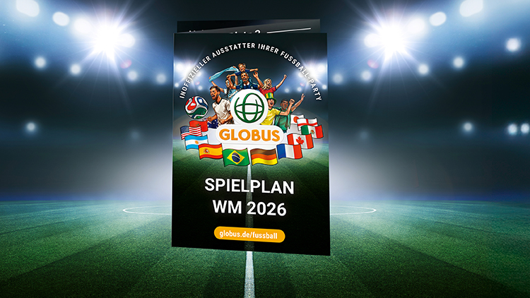 Offizieller Spielplan der WM 2026 mit GLOBUS-Logo, Flaggen mehrerer Länder, Fußballspieler und Text globus.de/fussball.