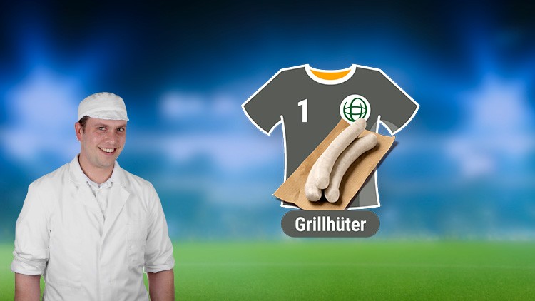 Eine Person in weißer Kleidung vor einem Fußballhintergrund, daneben ein Trikot mit GLOBUS-Logo und zwei Würstchen auf Papier.