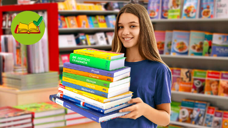 Person im blauen Oberteil hält einen Stapel bunter Schulbücher vor Büchergestellen mit Lernmaterialien und Ratgebern.