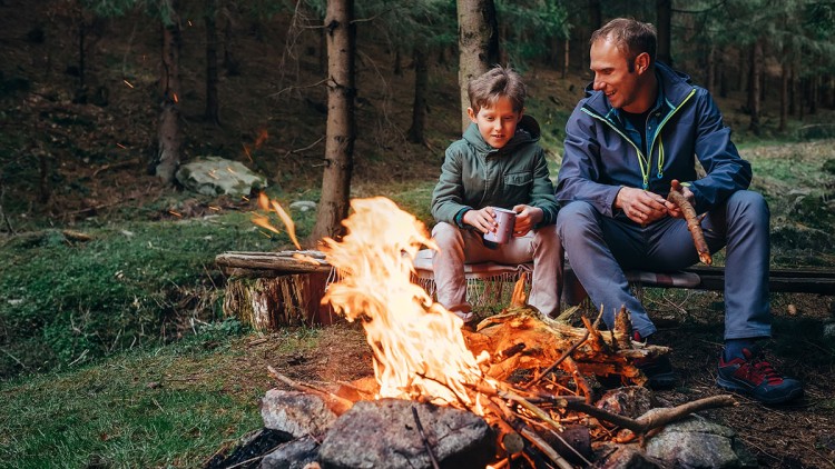 Vater und Sohn beim Camping