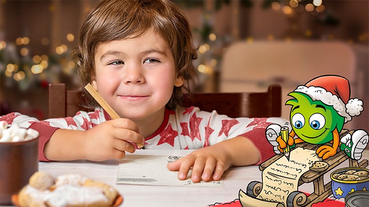 Globini mit Weihnachtsmütze schreibt auf einem langen Papier, neben Keksen, Kakao und einem Kind am Tisch mit Weihnachtsdeko.