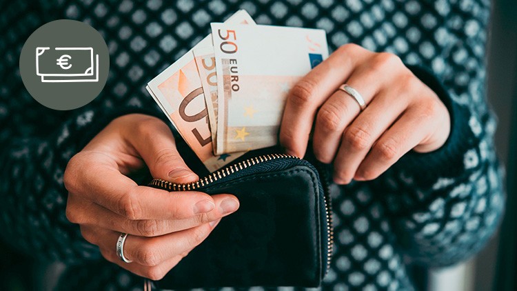 Hände ziehen 50- und 20-Euro-Scheine aus einem schwarzen Reißverschluss-Portemonnaie, Symbol mit Geldschein-Icon oben links.