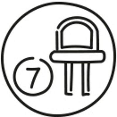 Schwarz-weiße Grafik mit einem Stuhl und einer Zahl 7 in einem Kreis.
