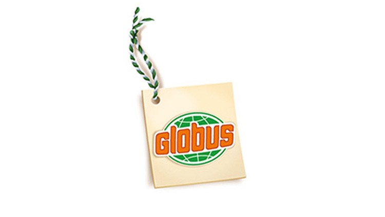 Rechteckiger Anhänger aus Papier mit grün-weißem Band, darauf das GLOBUS-Logo mit grüner Weltkugel und orangenem Schriftzug.