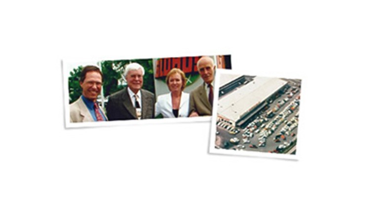 Links Gruppenfoto mit vier Personen in Anzügen und Blazern, rechts Luftaufnahme eines großen Gebäudes mit vielen Autos.