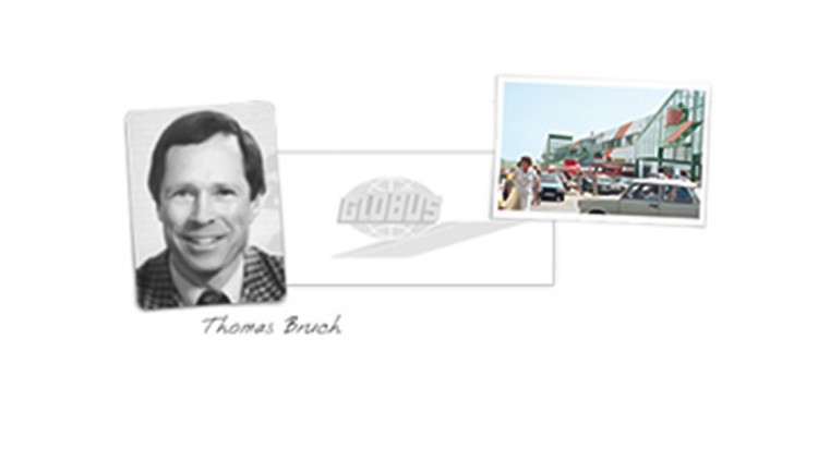 Links handschriftlich „Thomas Bruch“, rechts ein GLOBUS Markt mit parkenden Autos und Menschen bei Sonnenschein.