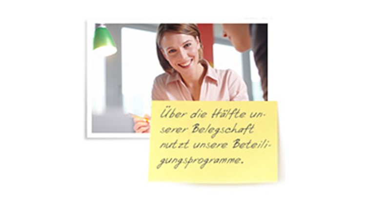 Gelber Zettel mit der handschriftlichen Notiz: Über die Hälfte unserer Belegschaft nutzt unsere Beteiligungsprogramme.