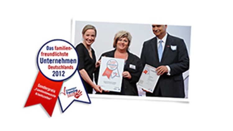 Drei Personen halten Urkunden, daneben eine Auszeichnung mit der Aufschrift „Das familienfreundlichste Unternehmen Deutschlands 2012“.