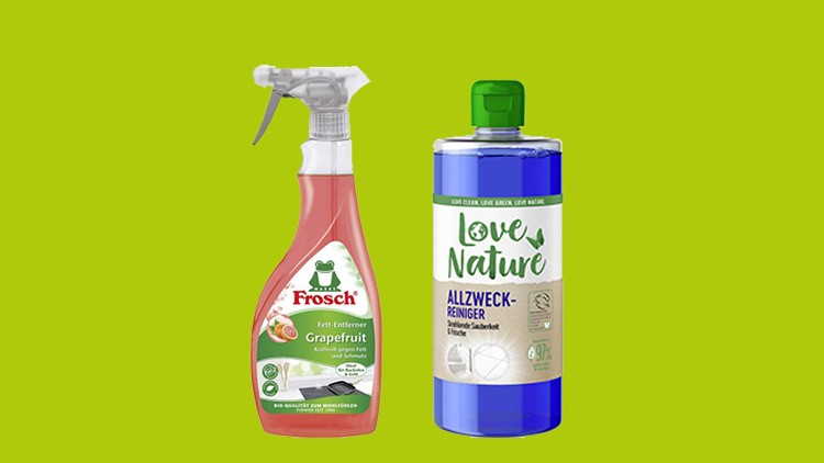 Eine Flasche Frosch Grapefruit Fett-Entferner und eine Flasche Love Nature Allzweckreiniger auf grünem Hintergrund.